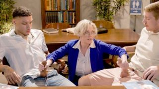 Sikiş izledikten sonra Teyzem ofise çağırıp zorla seks yaptırdı